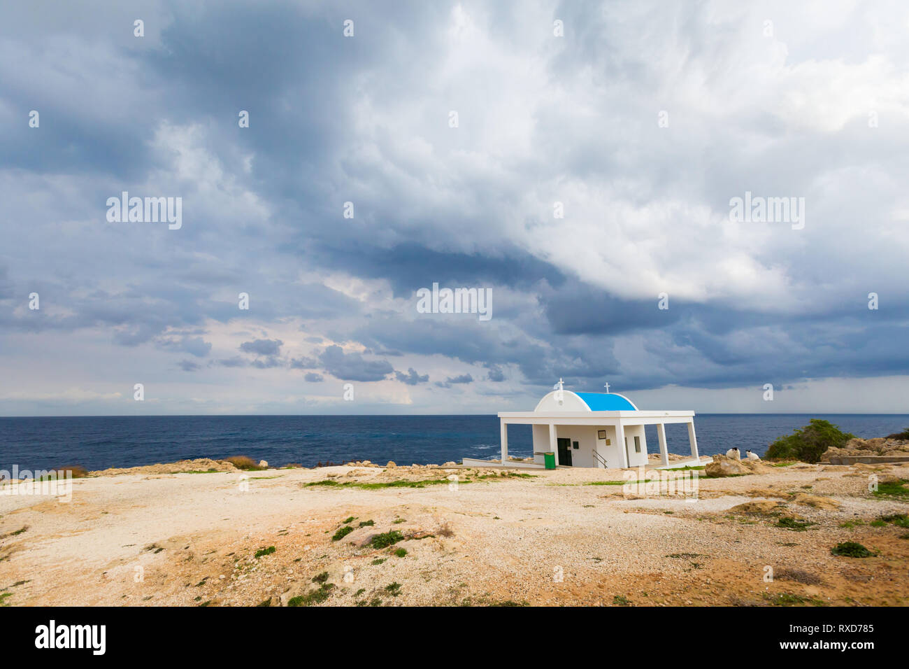 Hermoso Cape Greco Ayioi Anargyroi capilla en días nublados. Paisaje tomada en la isla de Chipre. Foto de stock
