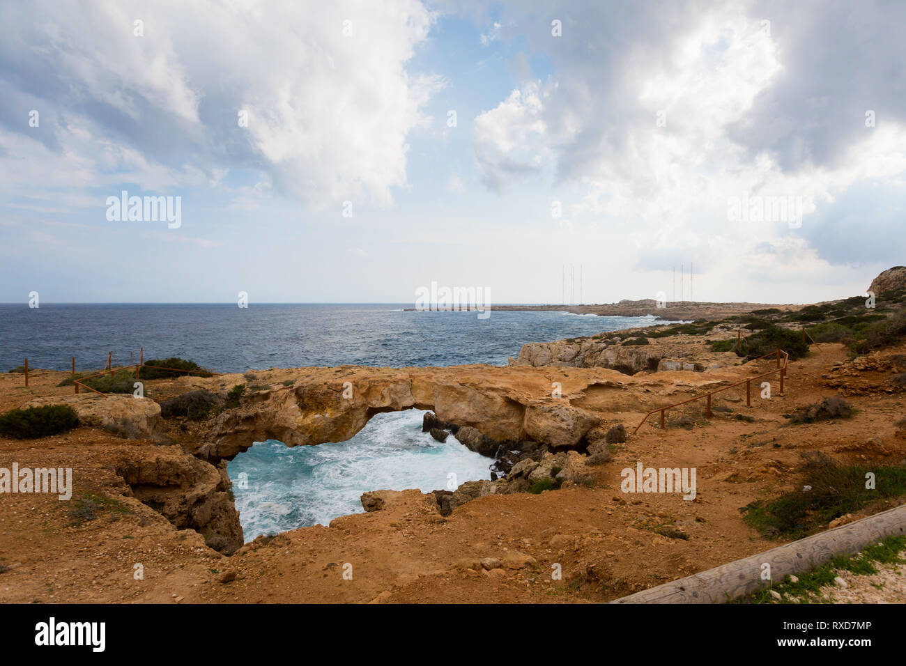 Hermoso Cape Greco Kamara Tou Koraka arco de piedra en días nublados. Paisaje tomada en la isla de Chipre. Foto de stock