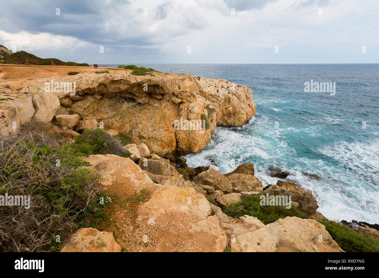 Hermoso Cape Greco Kamara Tou Koraka arco de piedra en días nublados. Paisaje tomada en la isla de Chipre. Foto de stock