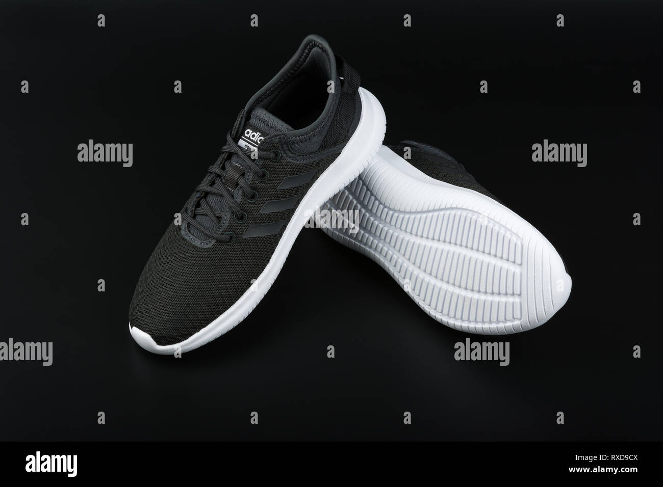 BURGAS, BULGARIA - Marzo 8, 2019: la mujer Adidas Essentials QT Cloudfoam  Flex zapatos negro sobre fondo negro Fotografía de stock - Alamy
