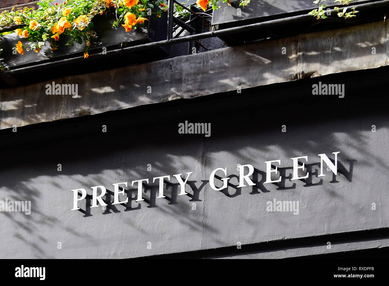 Londres, Reino Unido. 9 de marzo de 2019. La señalización exterior de  Pretty Green en Carnaby Street. Muy verde, una marca de ropa fundada por el  cantante de Oasis Liam Gallagher, ha