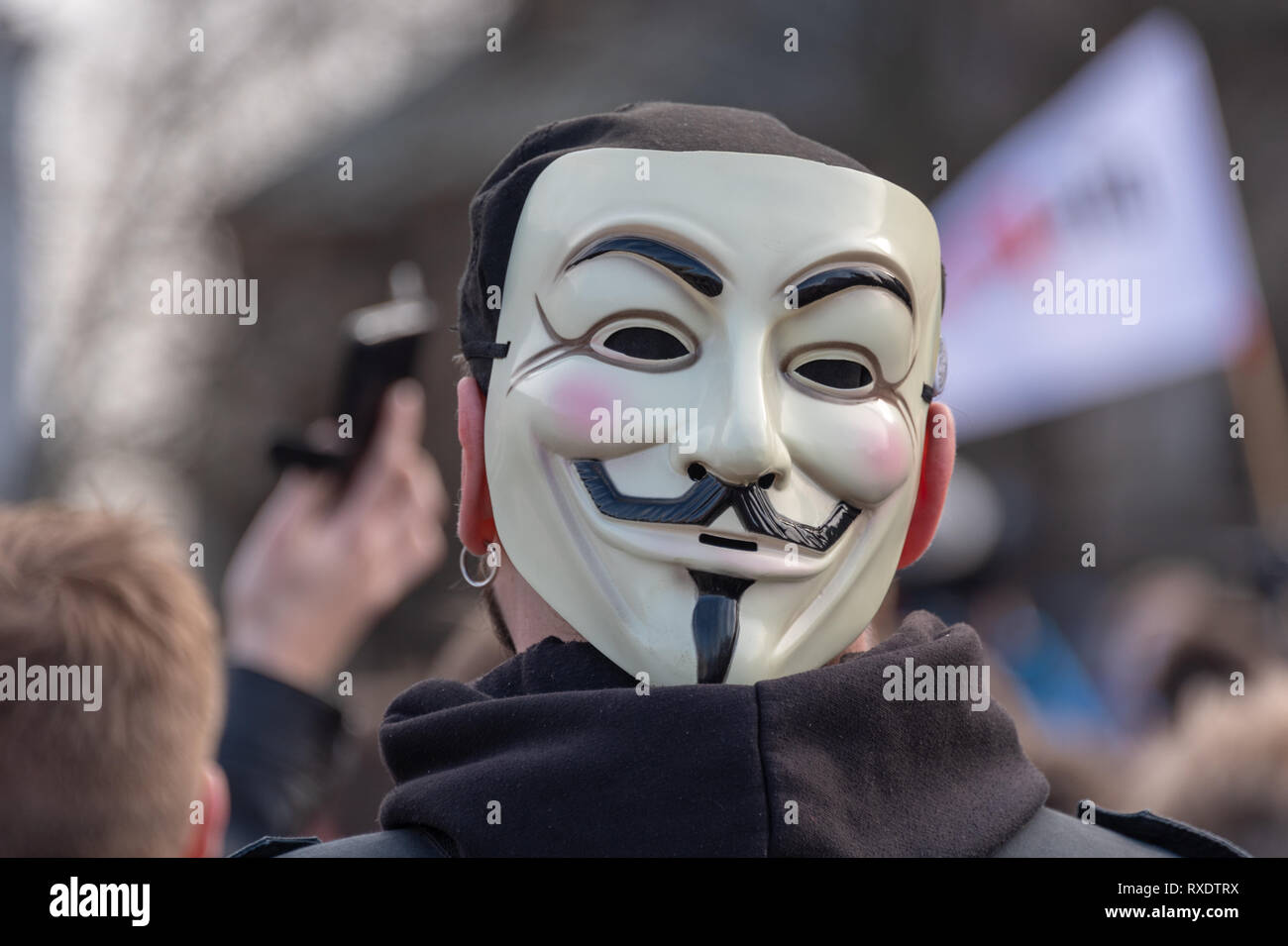 En Magdeburgo, Alemania - 9 Marzo, 2019: : Un manifestante lleva una máscara anónima. El hombre tomó parte en una manifestación en Magdeburgo en 1000 mayormente jóvenes contra la UE la reforma del copyright. Los manifestantes temen la censura de Internet, si se aplica el artículo 13. Crédito: Mattis Kaminer/Alamy Live News Foto de stock