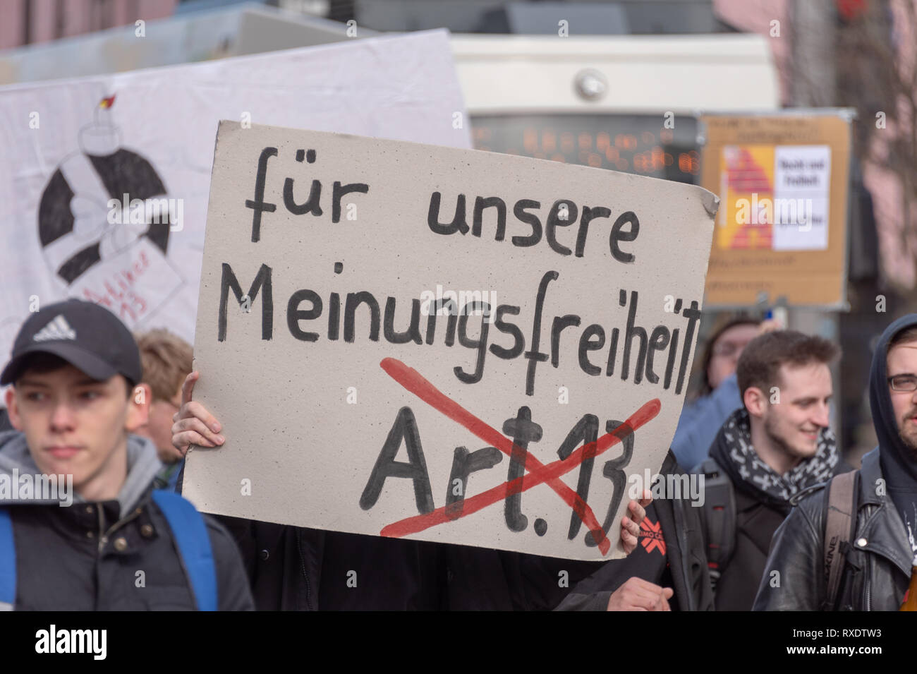 En Magdeburgo, Alemania - 9 Marzo, 2019: : En un banner las palabras für unser Meinungsfreiheit, gegen Artikel 13 (para nuestra libertad de opinión, contra el artículo 13) están escritas. Hoy en Magdeburg aproximadamente 1000 personas predominantemente jóvenes manifestarse en contra de la UE la reforma del copyright. Los manifestantes temen la censura de Internet, si se aplica el artículo 13. Crédito: Mattis Kaminer/Alamy Live News Foto de stock