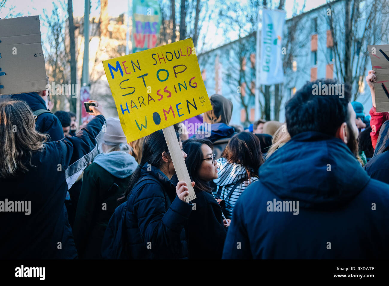 Berlín, Alemania. 8 de Mar, 2019. Un manifestante visto sosteniendo un cartel diciendo que los hombres deben dejar de acosar a las mujeres durante la protesta.Miles de personas celebran el Día Internacional de la mujer con las protestas que demandan los derechos de la mujer en Berlín. Crédito: Lorena De La Cuesta SOPA/Images/Zuma alambre/Alamy Live News Foto de stock