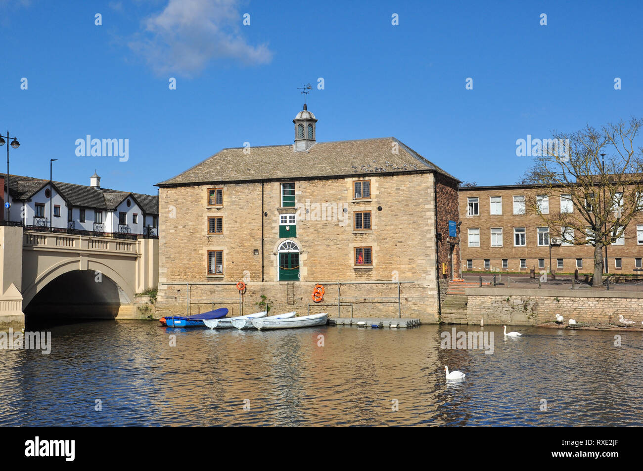 Antigua casa Cutoms. Un edificio del siglo XVIII, antiguamente utilizado como granero y almacén en ribera del río Nene, Peterborough, Cambridgeshire, Inglaterra, Reino Unido. Foto de stock