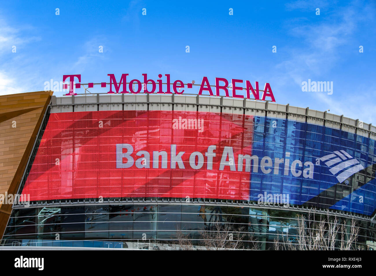 LAS VEGAS, NV, USA - Febrero de 2019: Vista exterior del T Mobile indoor arena en Las Vegas. Foto de stock