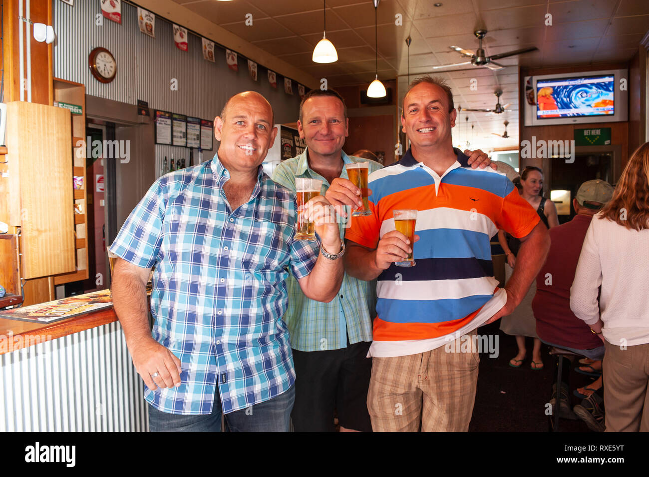 3 amigos de una cerveza juntos. Fyansford Hotel, Victoria, Australia Foto de stock