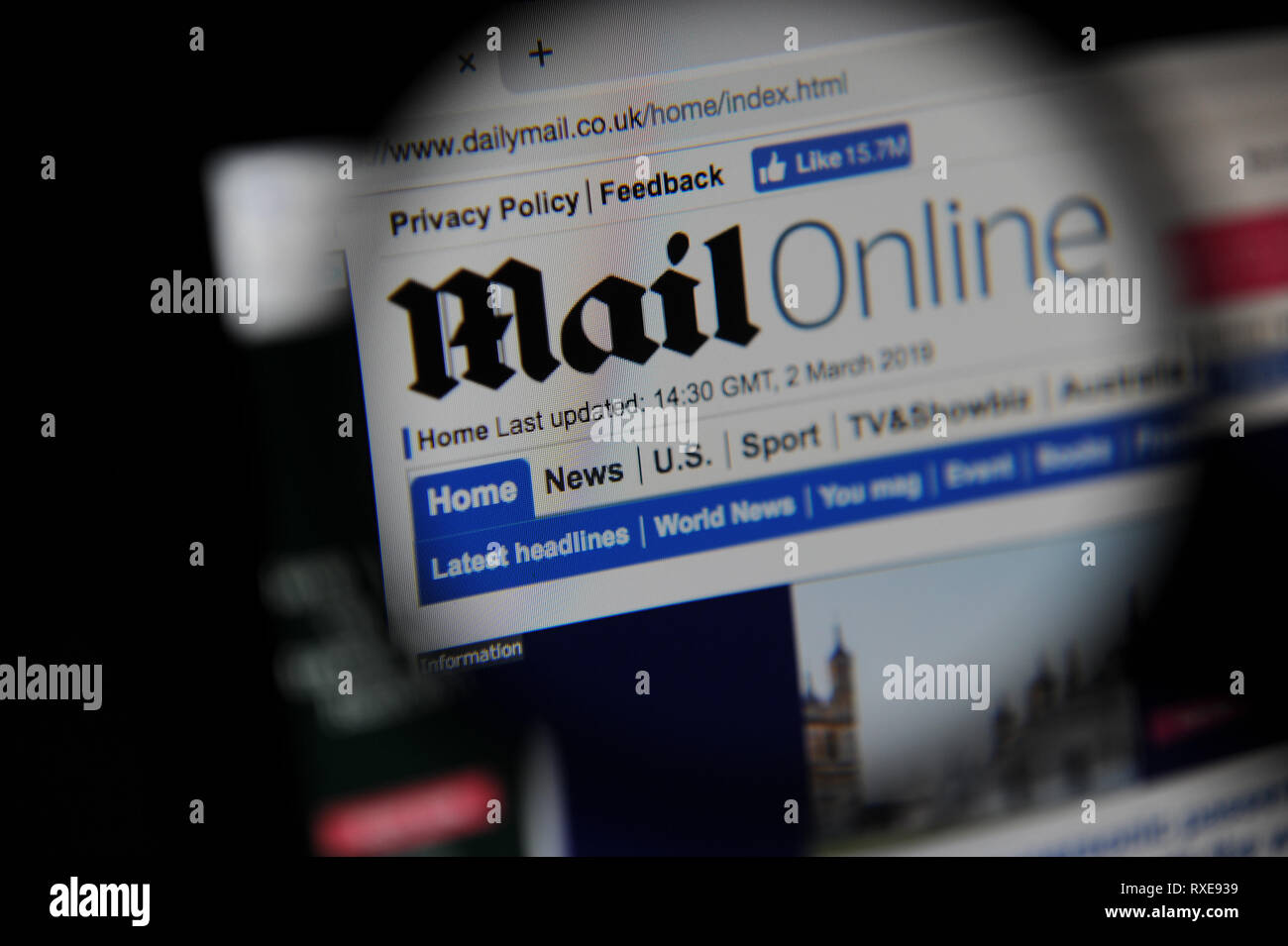 El MailOnline (Daily Mail) Sitio web vistos a través de una lupa Foto de stock