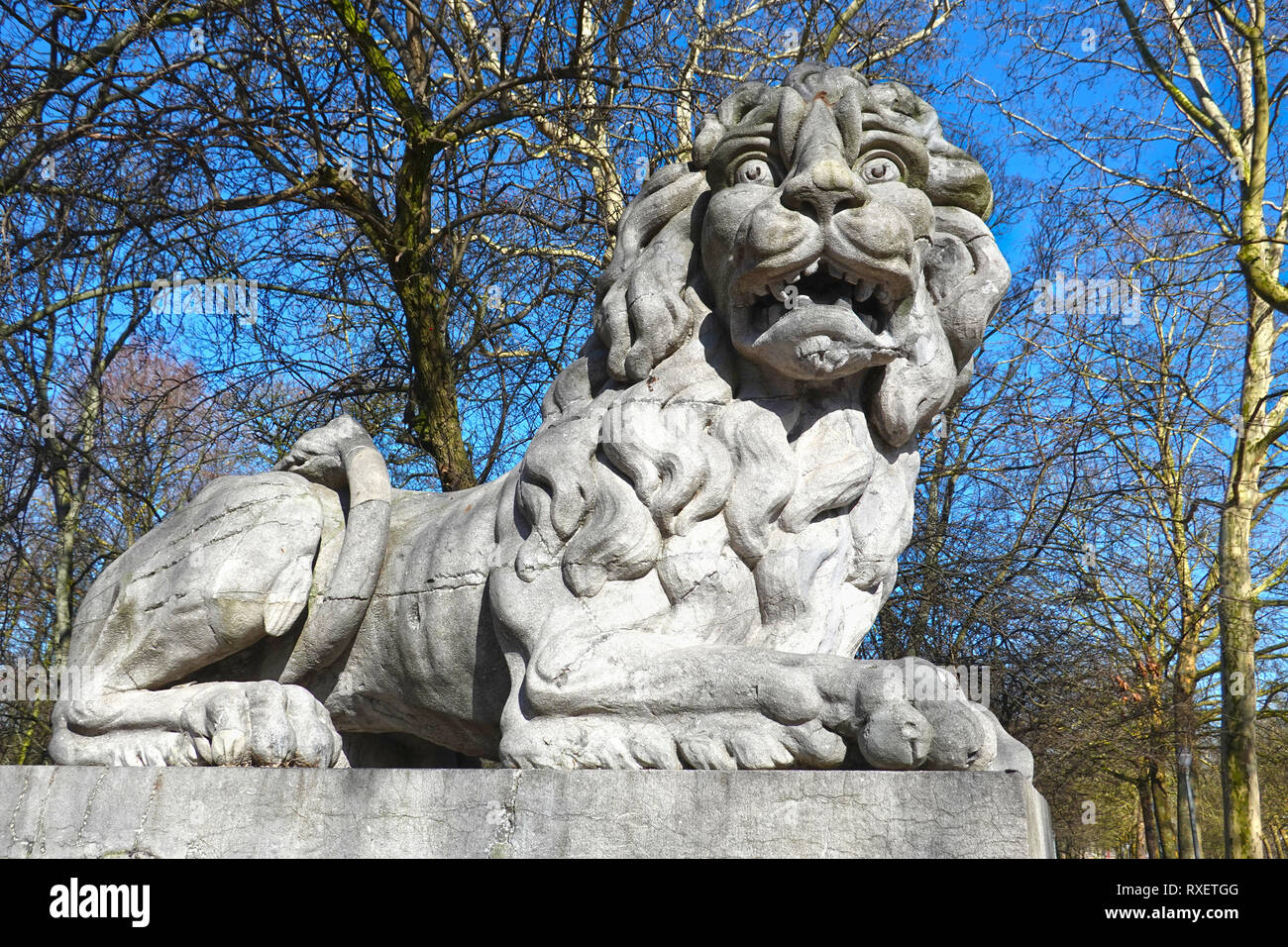 Aterrados buscando lion, escultura por Joseph Dubois, 1780, a las puertas del Parque de Bruselas (Parc de Bruxelles), enfrente del Palacio Real, Bruselas Foto de stock