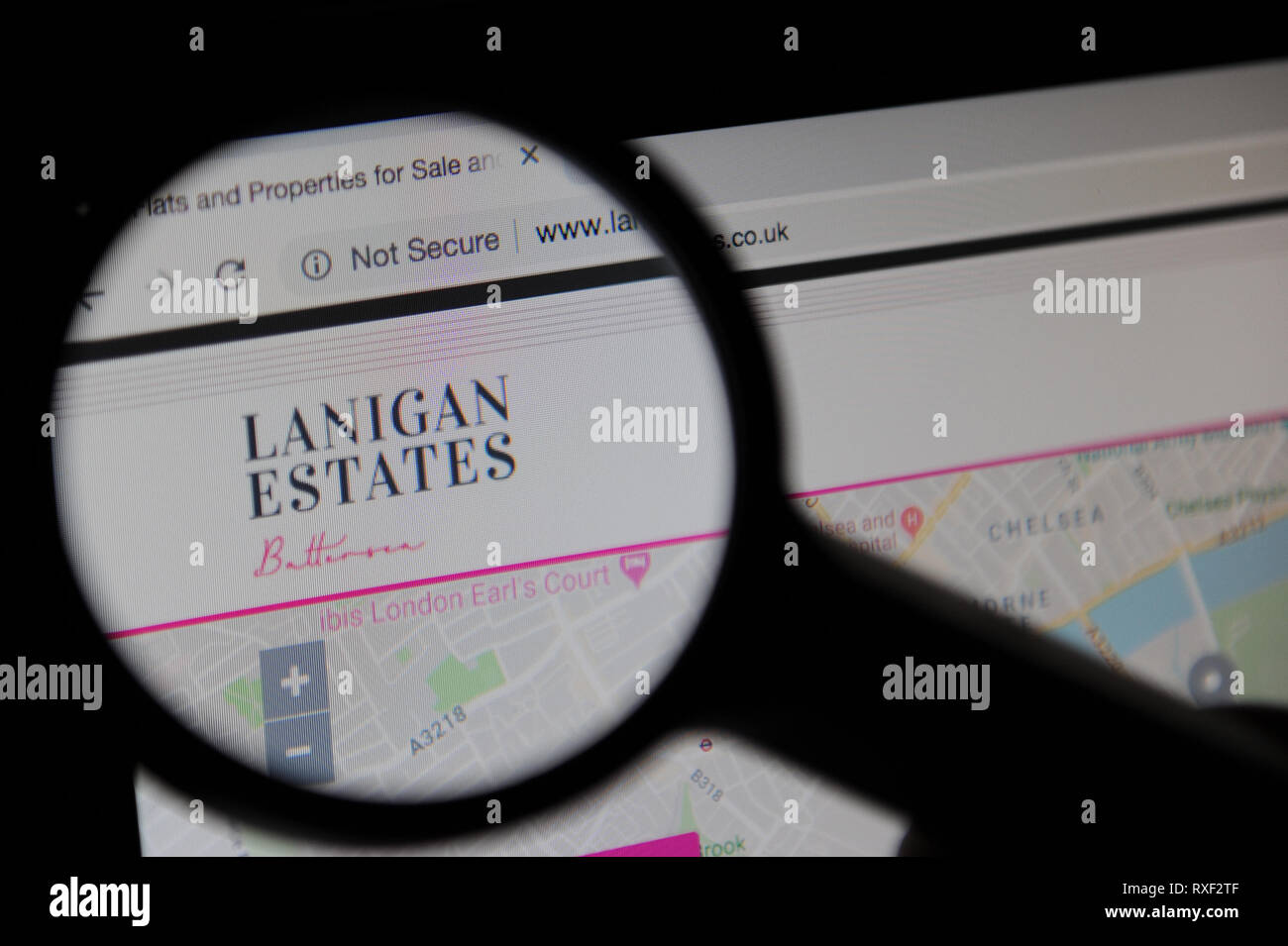 Lanigan Estate Agent's website vistos a través de una lupa Foto de stock