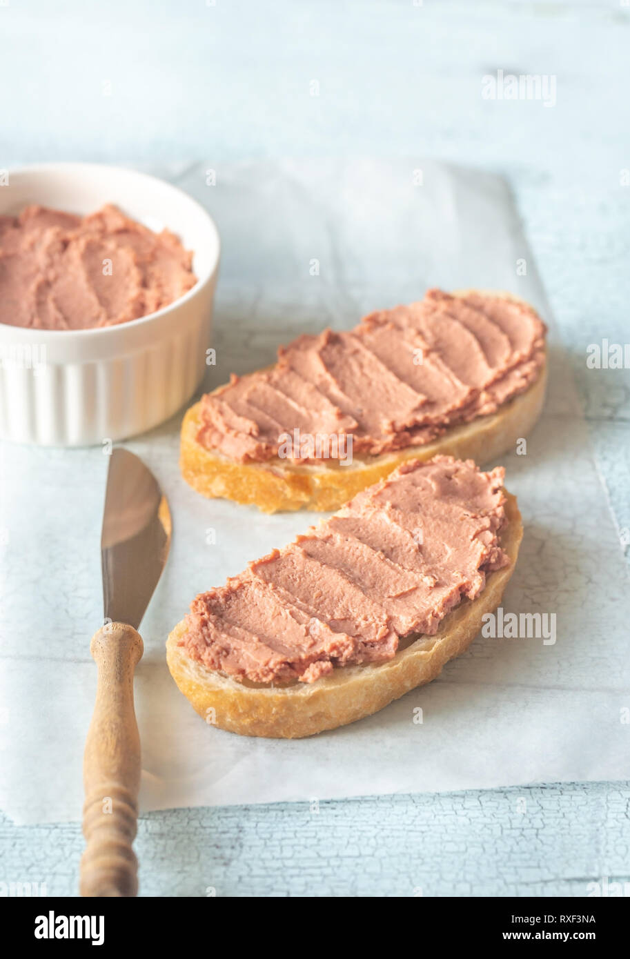 Sandwich con paté de hígado de pollo en el blanco del papel para hornear  Fotografía de stock - Alamy