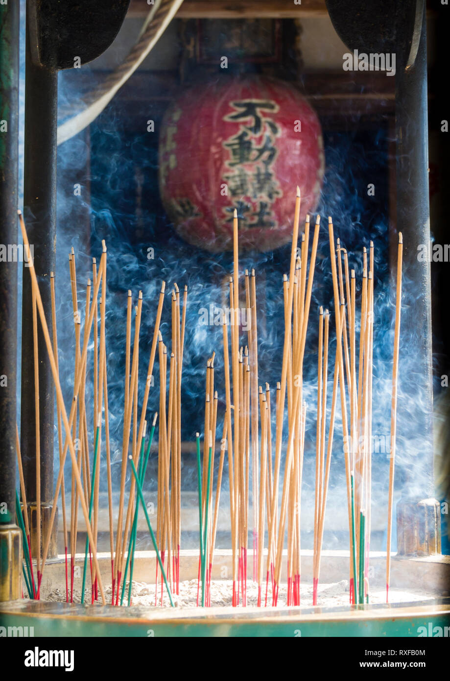 Quema palitos de incienso japonés en una urna, Japón Fotografía de stock -  Alamy