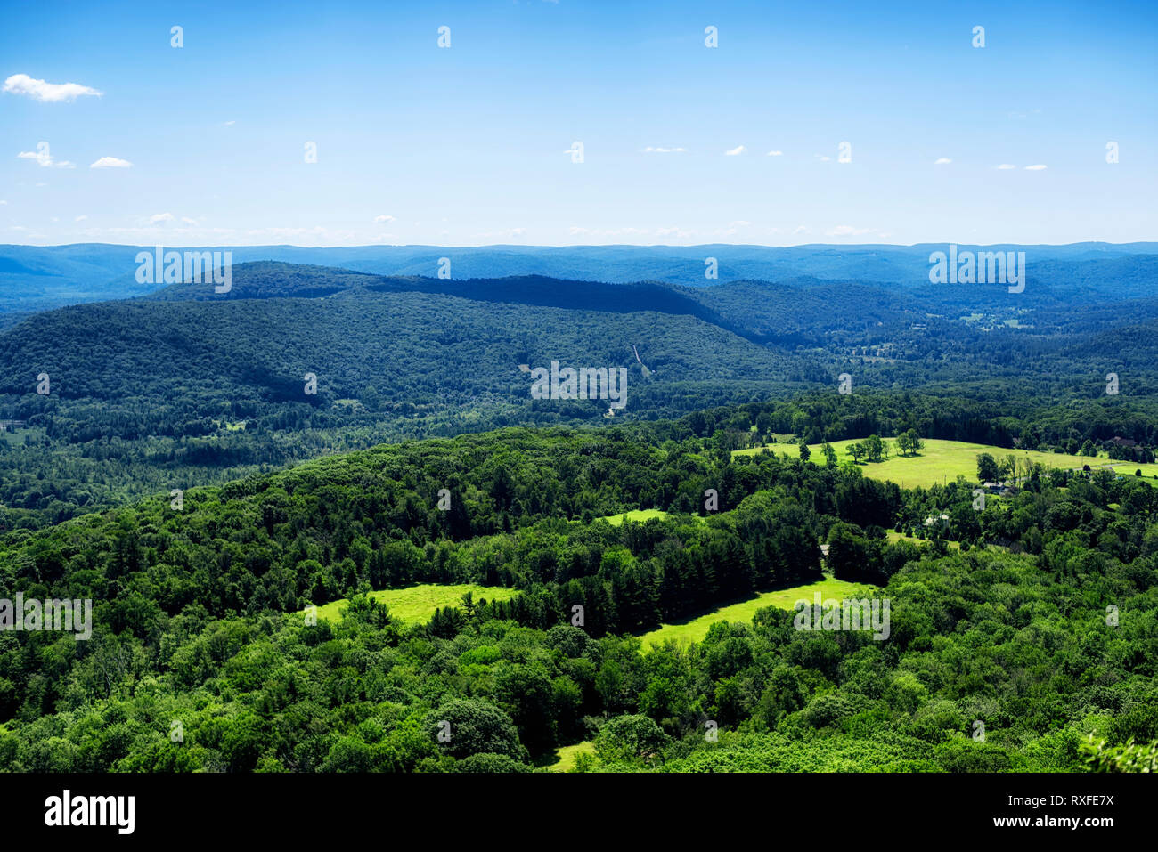 Las ondulantes colinas de la parte noroeste de Connecticut en Salisbury, visto desde la parte superior de Lions Head en el Sendero de los Apalaches en verano. Foto de stock