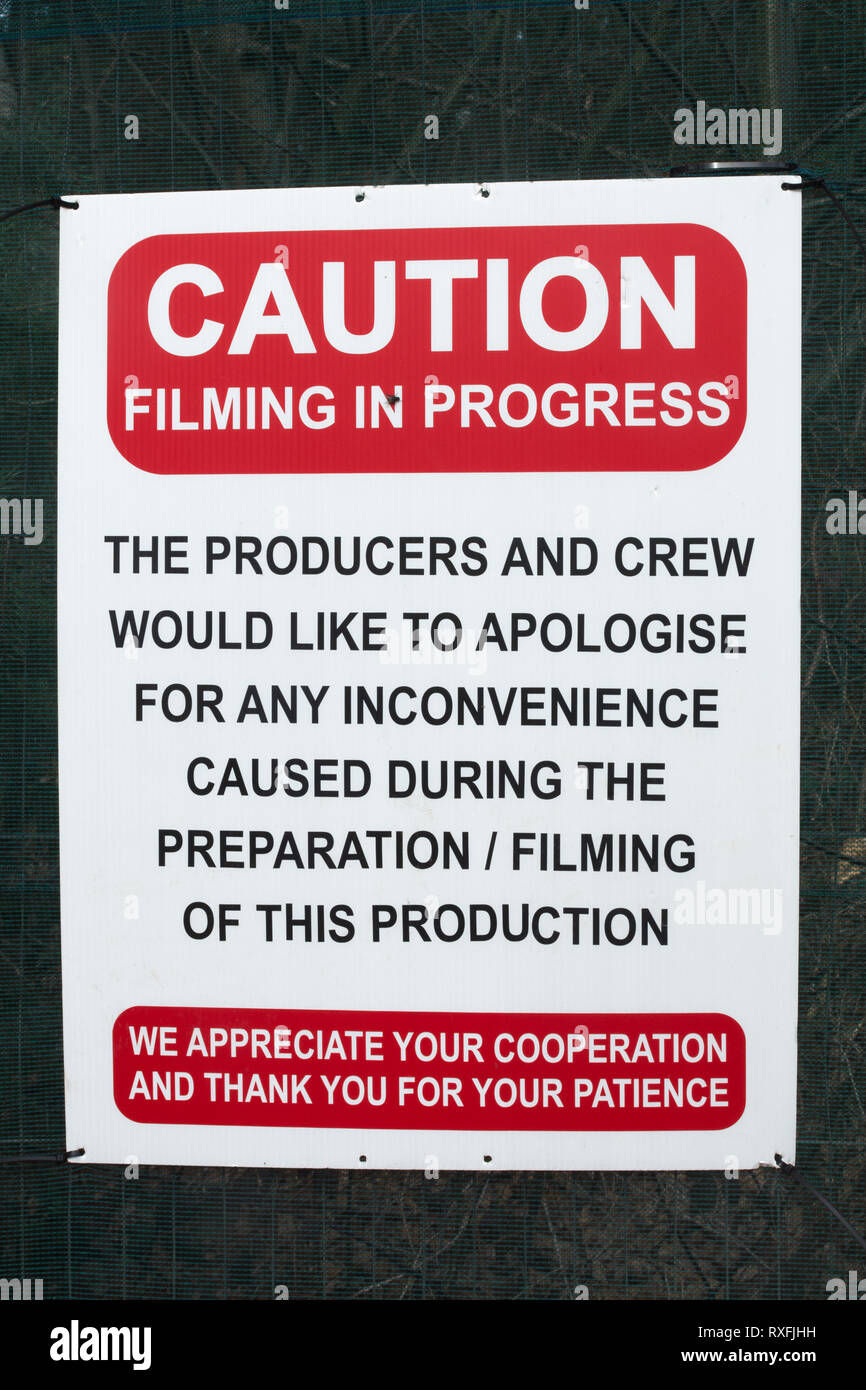 Precaución el rodaje en curso firmar carteles cerca de una película ambientada en Surrey, Reino Unido. Foto de stock