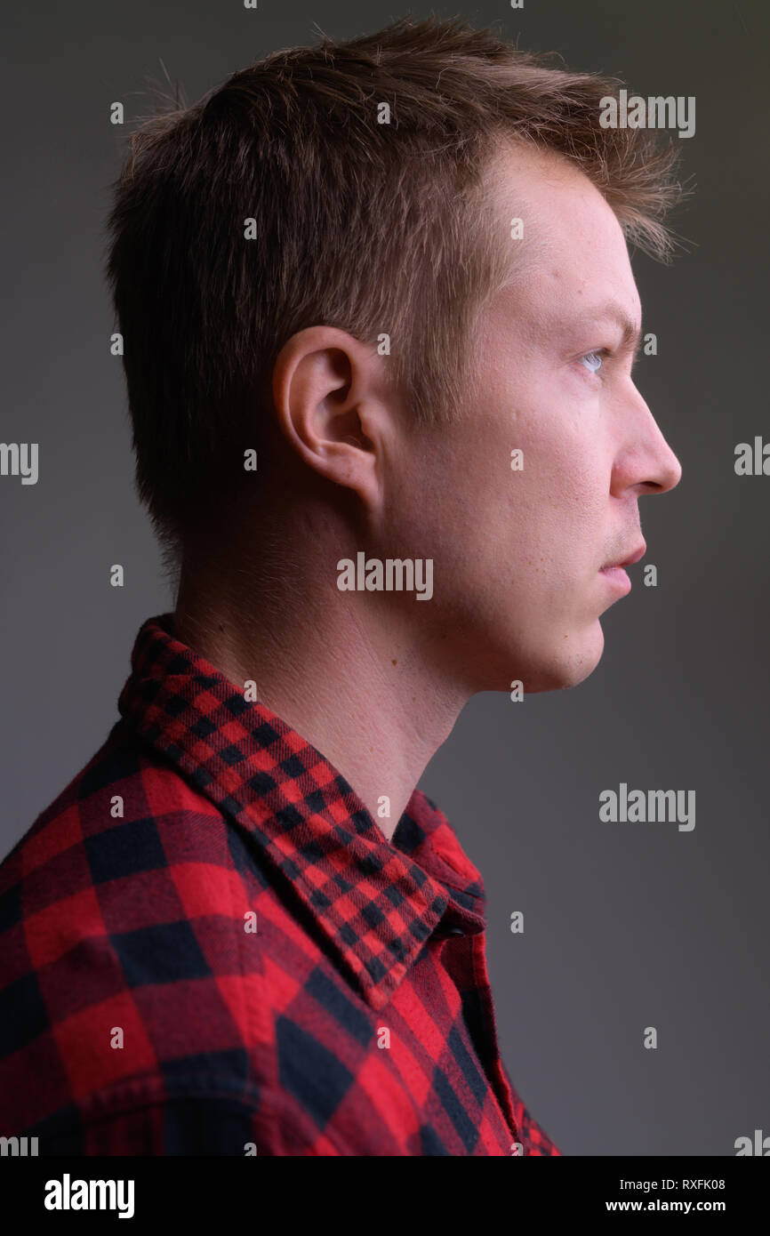 Vista de perfil Closeup joven apuesto hipster man Foto de stock