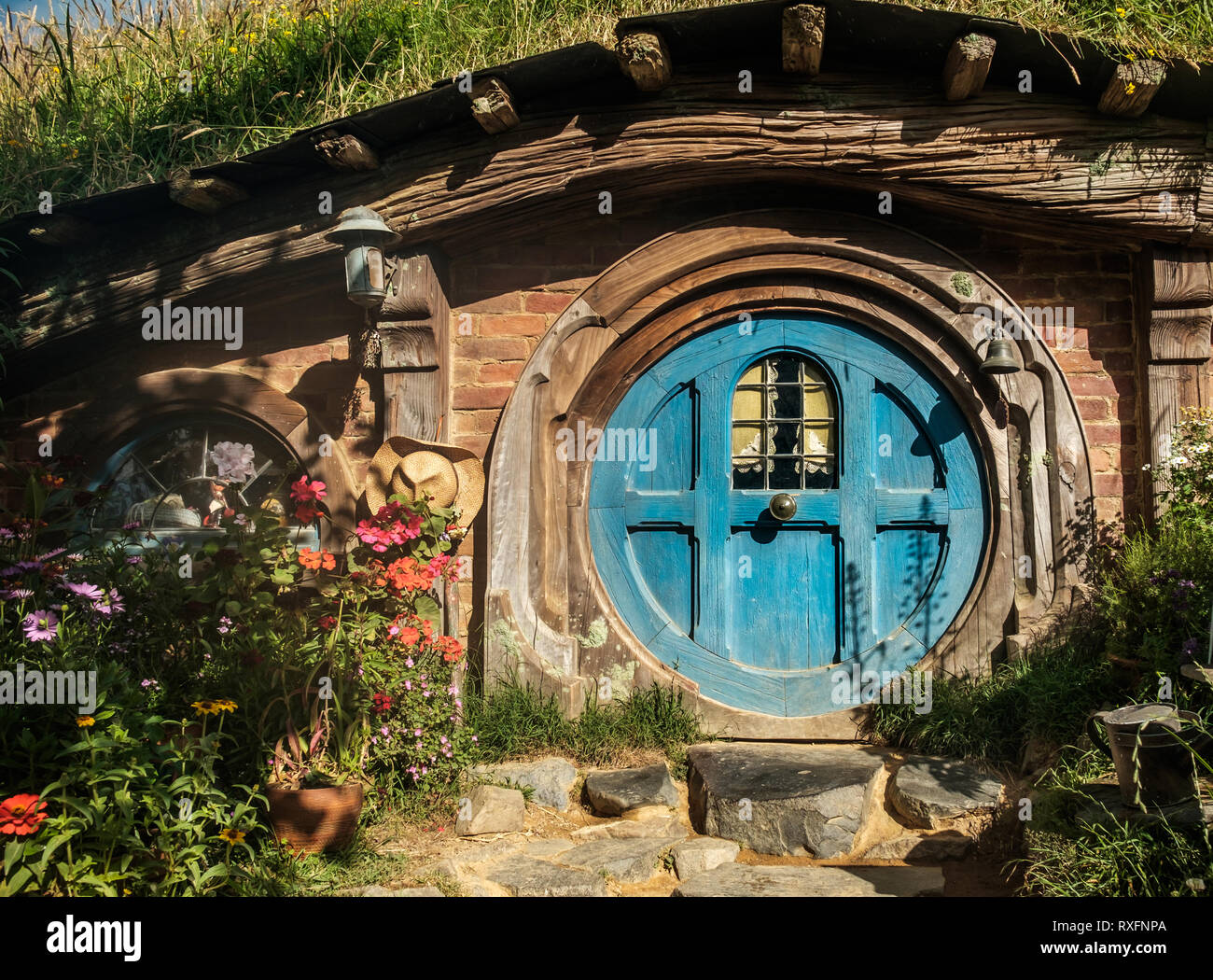 Puerta azul de un hobbit house en la película de Hobbiton en Nueva Zelanda Foto de stock