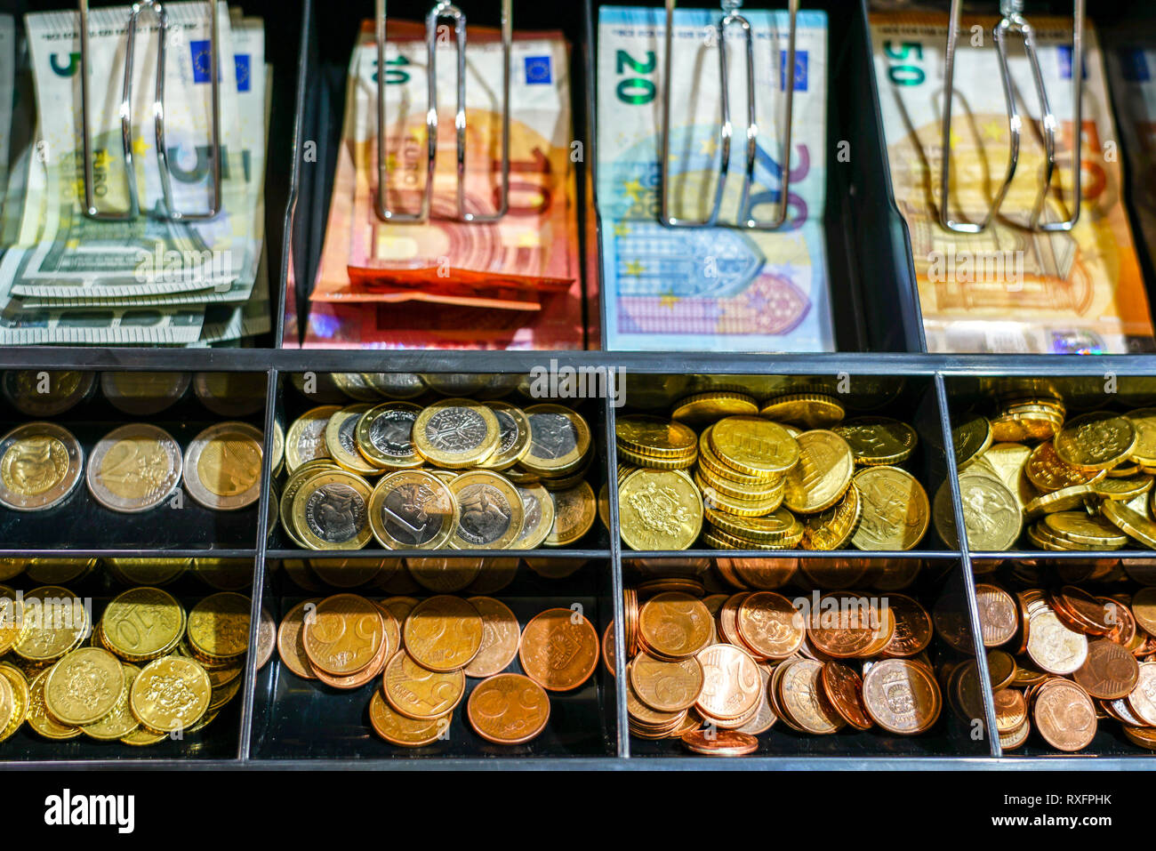 Abra el cajón de caja registradora closeup, con un montón de monedas y  billetes Fotografía de stock - Alamy