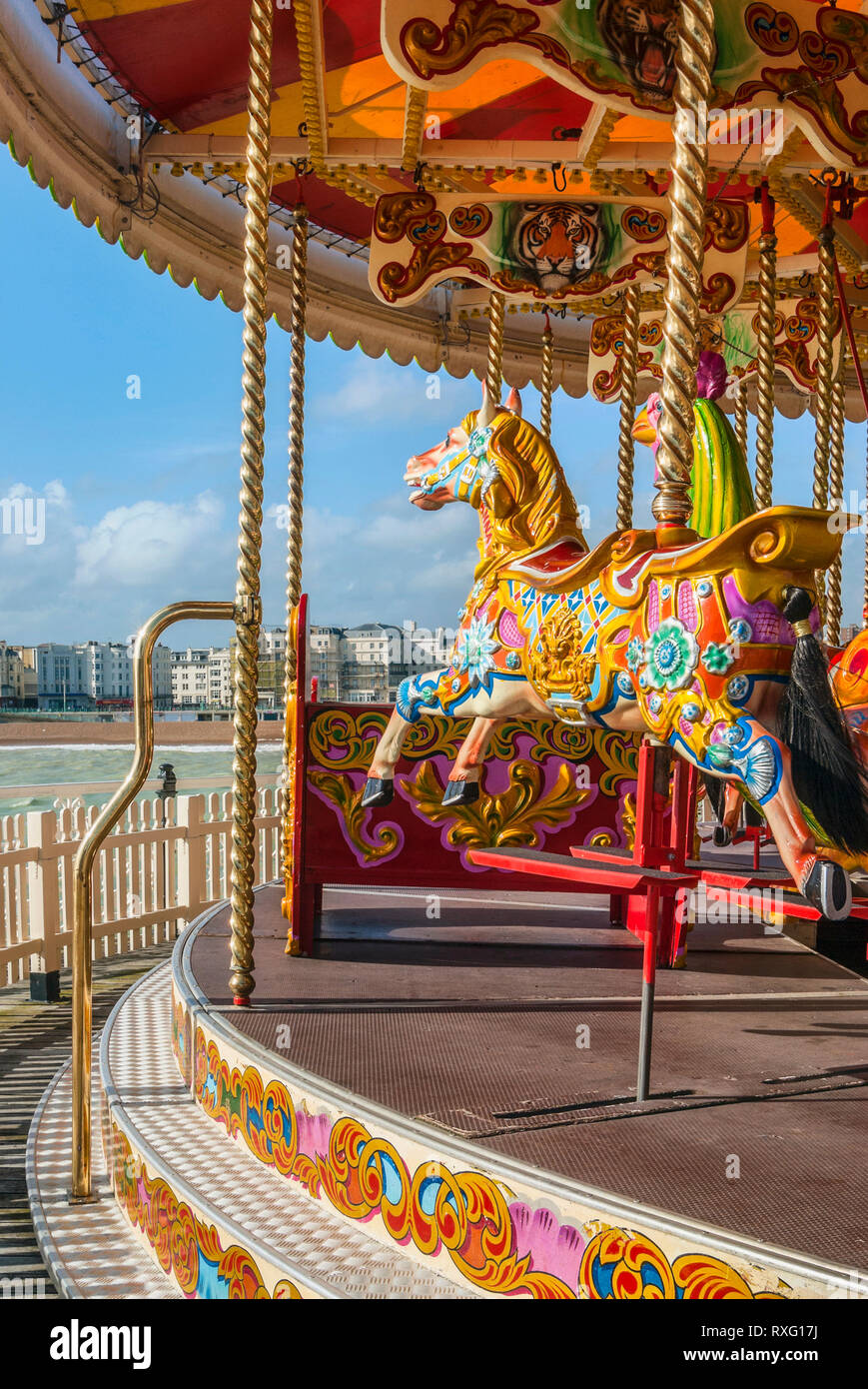 Carrusel de colores en Brighton Pier, East Sussex, South England, Reino Unido Foto de stock
