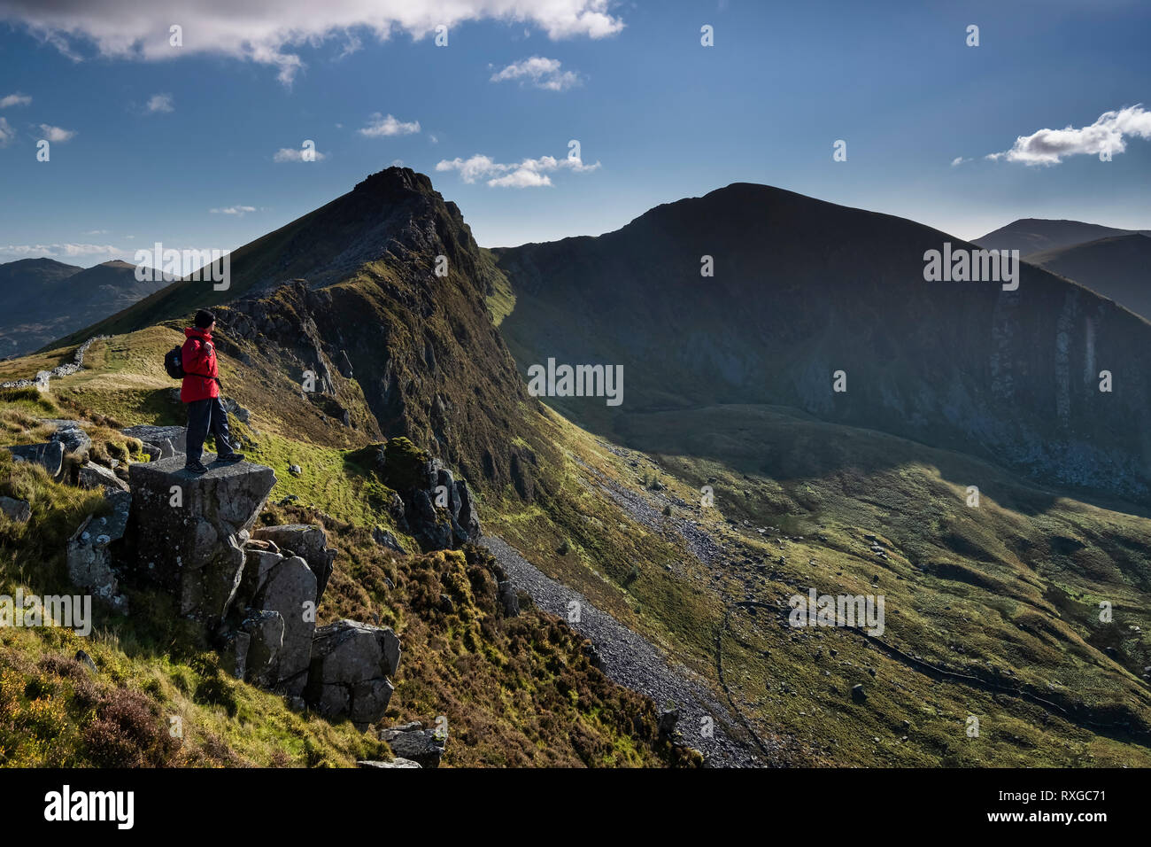 Walker mirando Mynydd Drws y coed, Trum y Ddysgl y la Nantlle Ridge, el Parque Nacional de Snowdonia, North Wales, REINO UNIDO Foto de stock