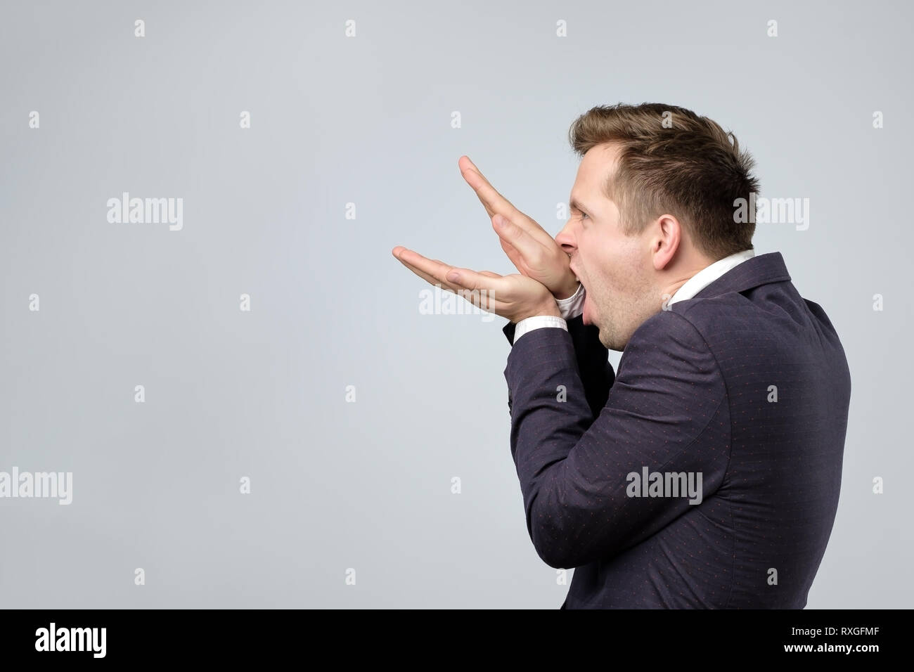 Hombre caucásico en traje haciendo bla bla firmar con su mano. Promesas vacías. Falta de respeto al interlocutor. Foto de stock