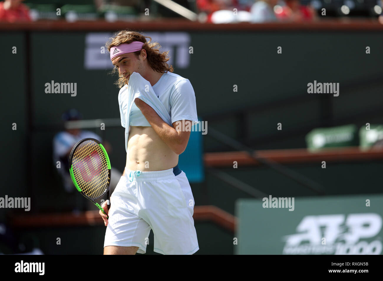 California, EE.UU. 9 de marzo de 2019. Felix Auger-Aliassime de Canadá juega un forehand contra Stefanos Tsitsipas de Grecia durante su men's singles segunda ronda coinciden en el sexto día de la BNP Paribas Open en el Indian Wells Tennis Garden el 09 de marzo de 2019 en Indian Wells, California Personas: Stefanos Tsitsipas Credit: Tormentas Media Group/Alamy Live News Foto de stock