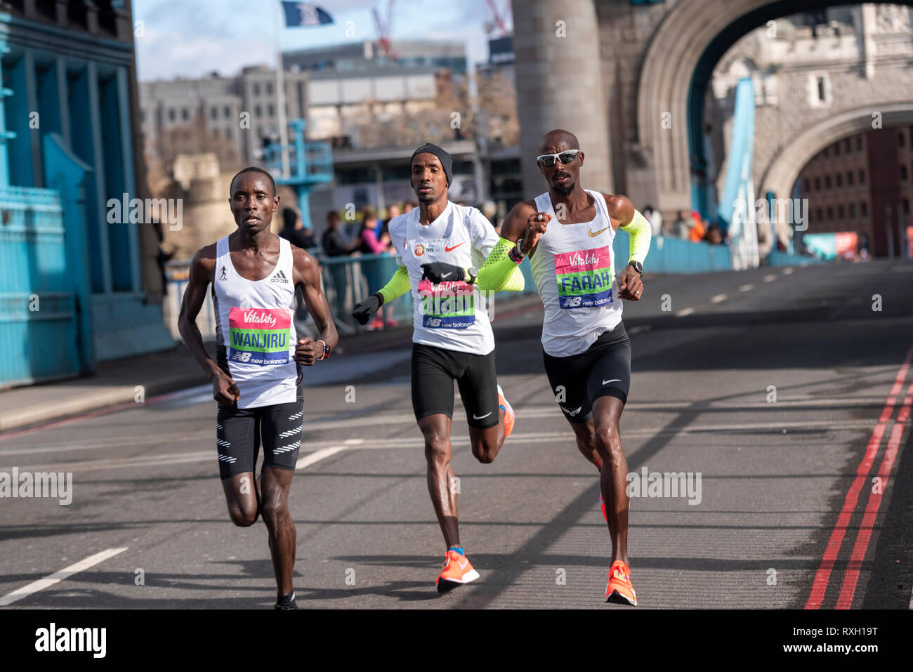 Mo Farah, Bashir Abdi y Daniel Wanjiru corriendo en la gran vitalidad de la mitad de la media maratón de cruzar el puente de la torre, Londres, Reino Unido. Foto de stock