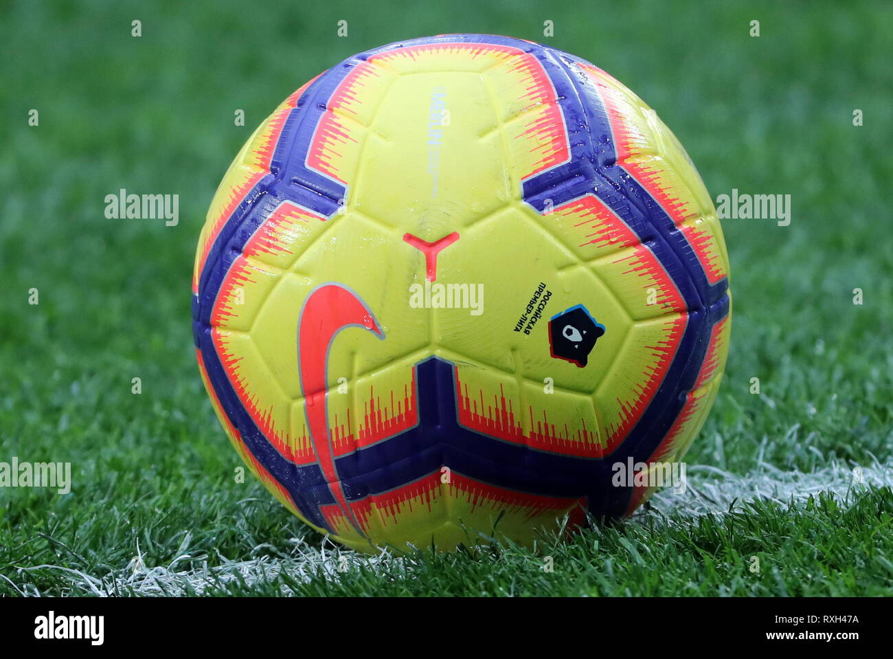 San Petersburgo, Rusia. 10 Mar, 2019. San Petersburgo, Rusia - Marzo 10,  2019: Nike Merlin Hi-Vis de balón de fútbol delante de la Russian Premier  League 2018/19 Ronda 19 partido de fútbol