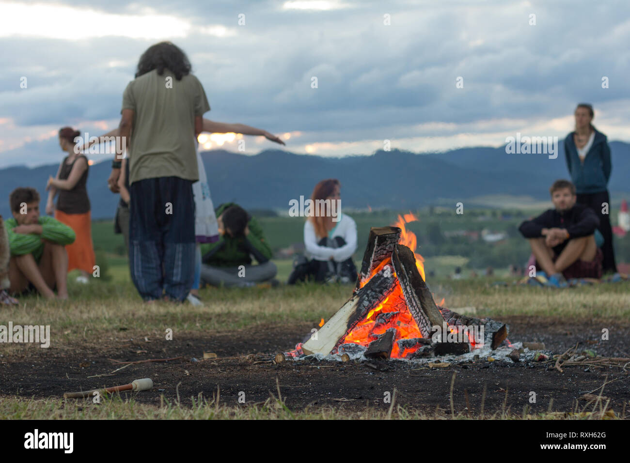 Drienok, Eslovaquia - Junio de 2017: el grupo de gente sentada alrededor de fogatas Drienok, Eslovaquia Foto de stock
