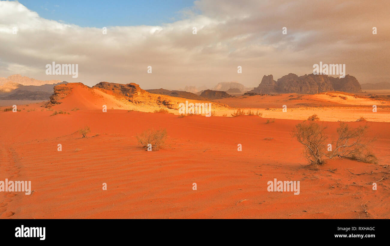 Increíble paisaje del desierto y las montañas. Wadi Rum, Jordania. Foto de stock