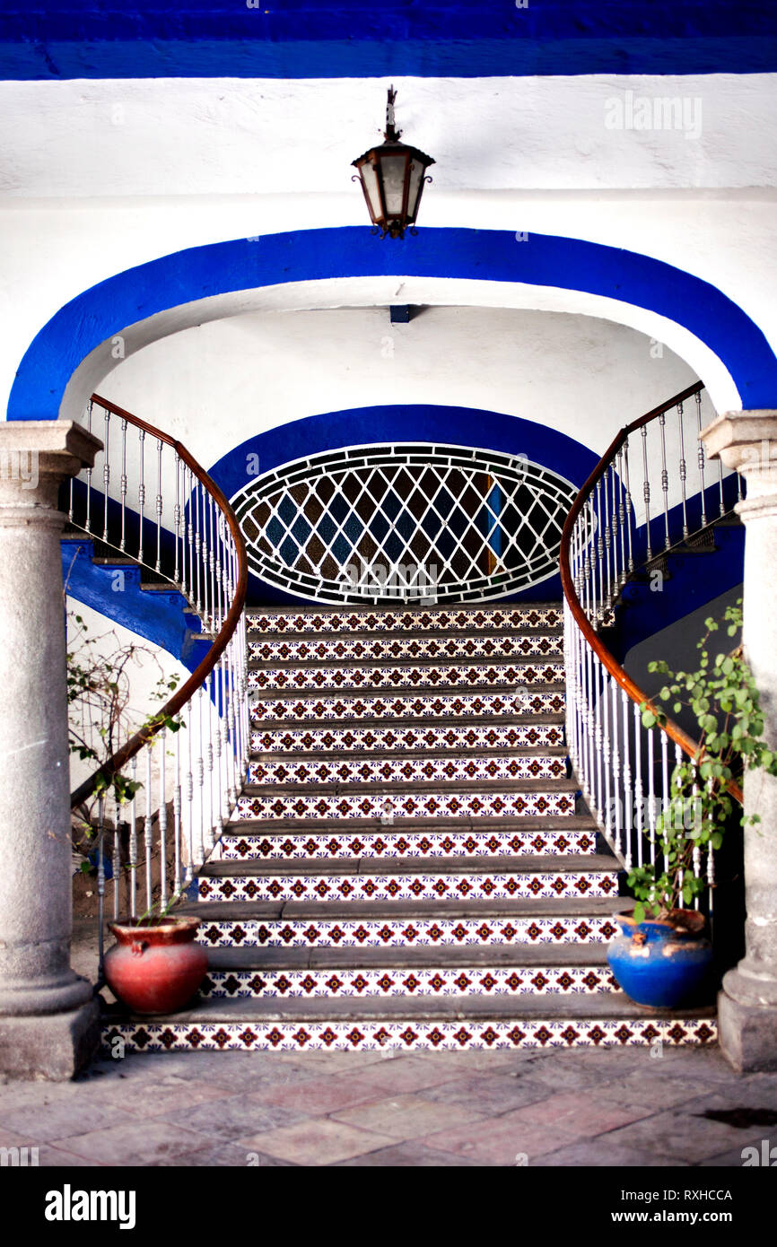Azulejos de cerámica de color decorar una casa Colonial en Puebla, México  Fotografía de stock - Alamy