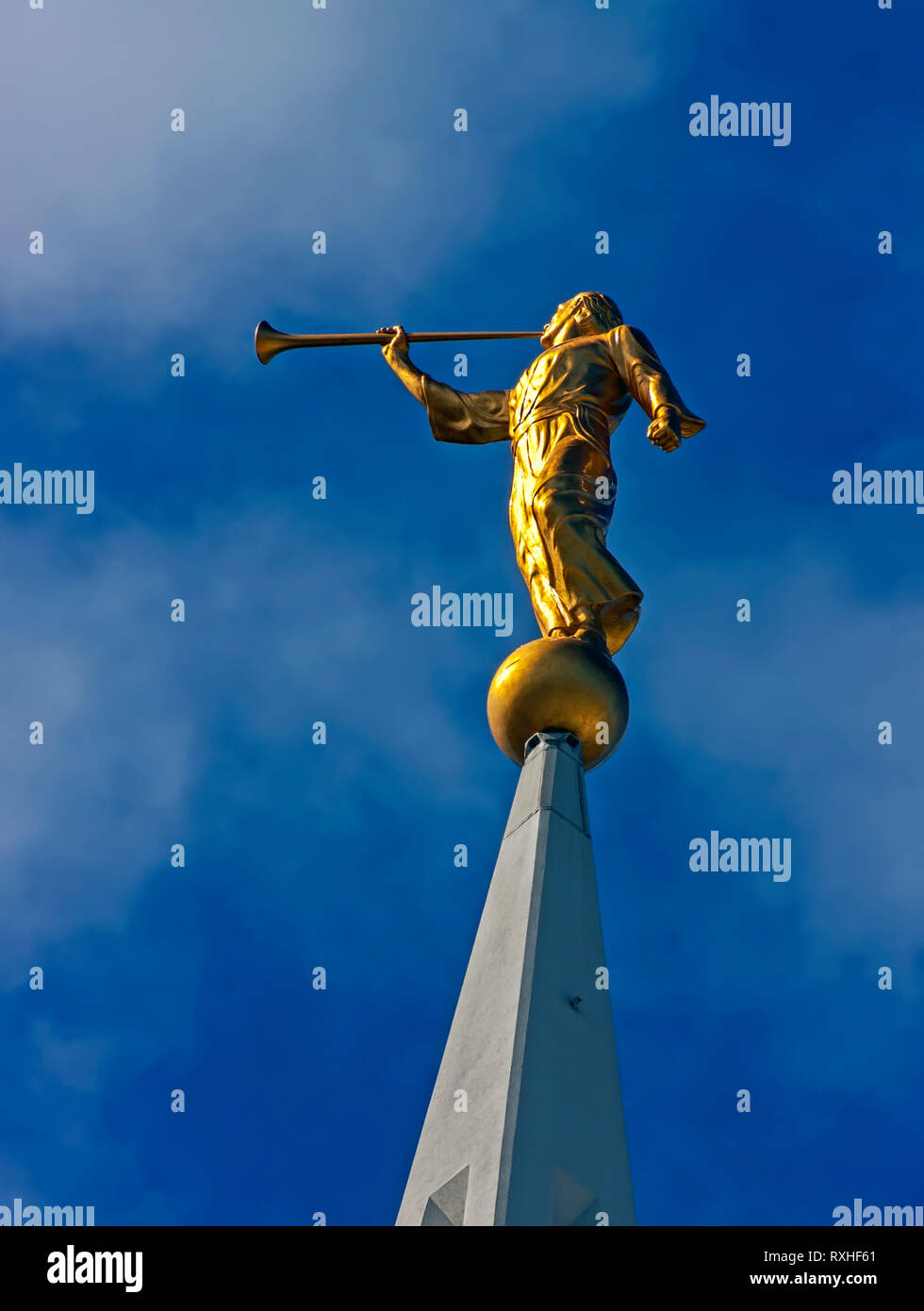 Escultura del ángel Moroni en la cima de un Templo Mormón en San Diego