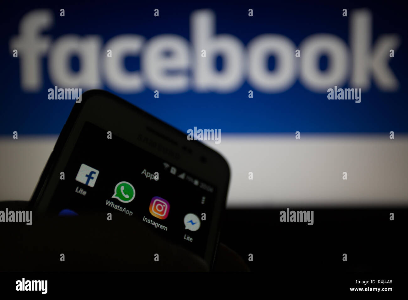 Facebook Lite Whatsapp Instagram Y Messenger Lite Iconos Logotipos Se Muestran En La Pantalla Del Smartphone Facebook Planea Integrar Sus Servicios De Mensajeria Fotografia De Stock Alamy Facebook lite usa menos datos y funciona en todos los telefonos android. https www alamy es facebook lite whatsapp instagram y messenger lite iconos logotipos se muestran en la pantalla del smartphone facebook planea integrar sus servicios de mensajeria image240114400 html