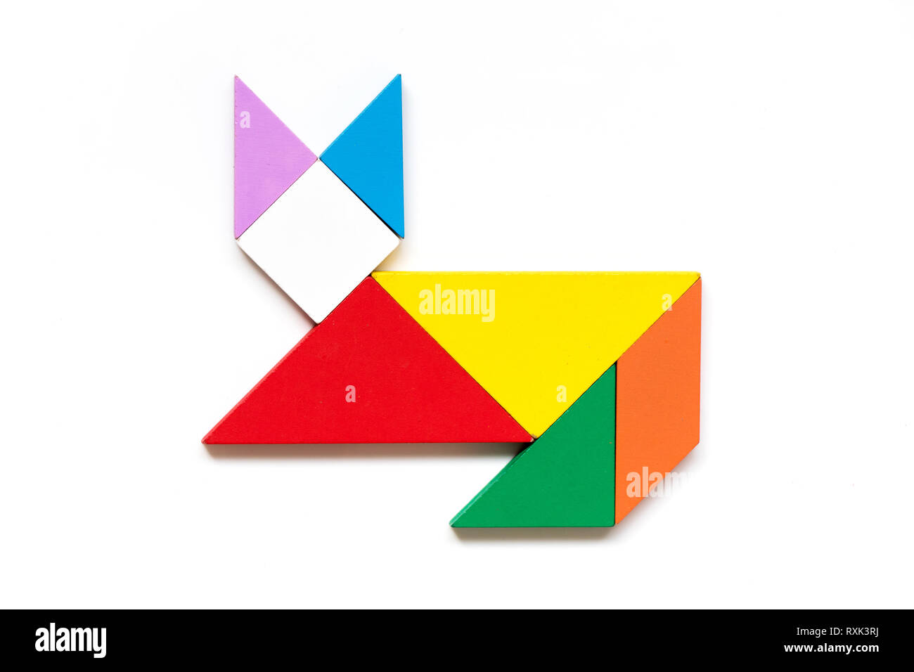 Color tangram de madera en forma de gato sobre fondo blanco Fotografía de  stock - Alamy