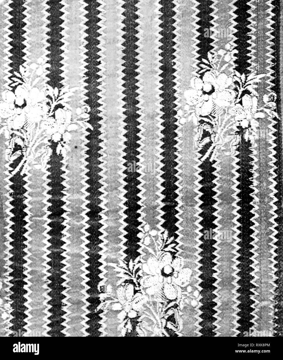 (Fragmento de la tela del vestido). Francia. Fecha: 1770-1800. Dimensiones: 20,3 × 29,9 × 11 cm (8 3/4"). Seda, brocaded Compuesto liso satinado. Origen: Francia. Museo: El Instituto de Arte de Chicago. Foto de stock