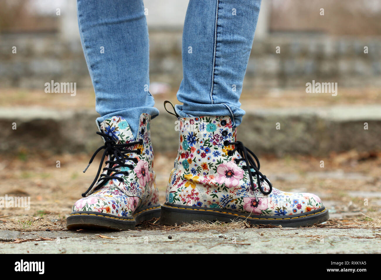 Zapatos de flores fotografías e imágenes de alta resolución - Alamy