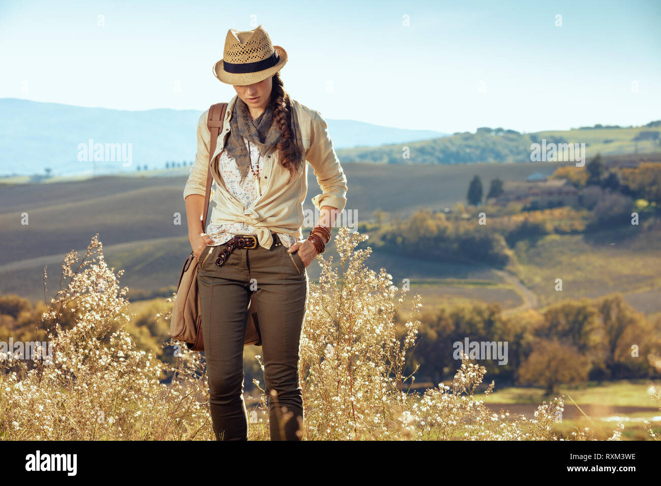 trabajo duro cinturón Isla Stewart Mujer saludable caminante en bolsa con ropa de senderismo en verano  trekking de Toscana Fotografía de stock - Alamy