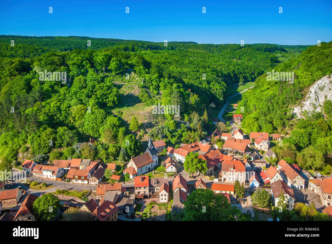 QUESTENBERG, montañas de Harz, Alemania. El pequeño pueblo es muy popular entre los excursionistas y ciclistas de montaña Foto de stock