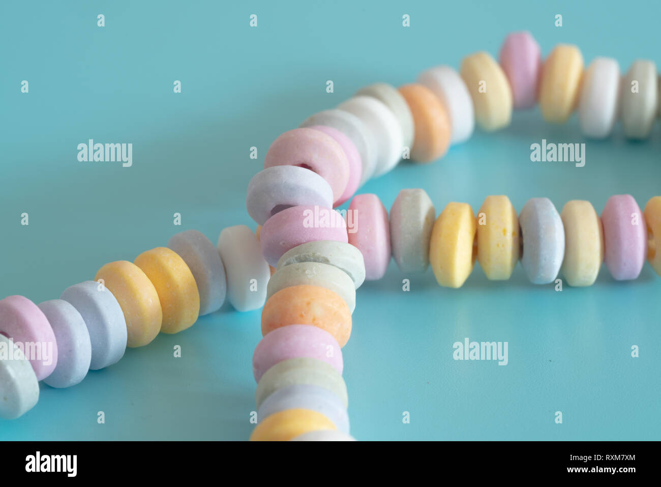 Collares y pulseras de caramelos dulces sobre fondo blanco Fotografía de  stock - Alamy