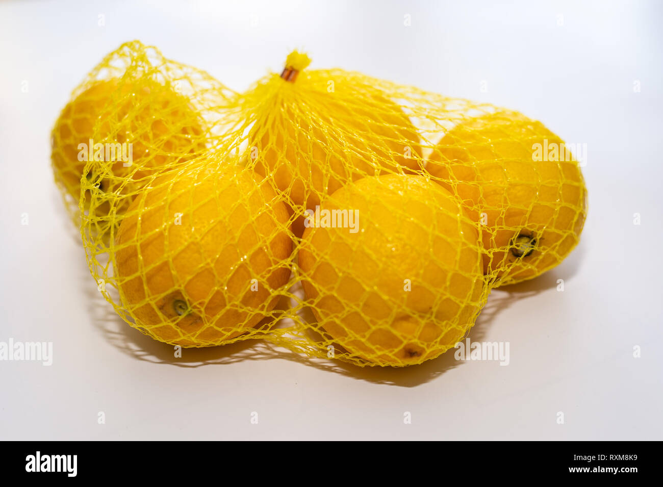 Los limones en malla Fotografía de stock - Alamy