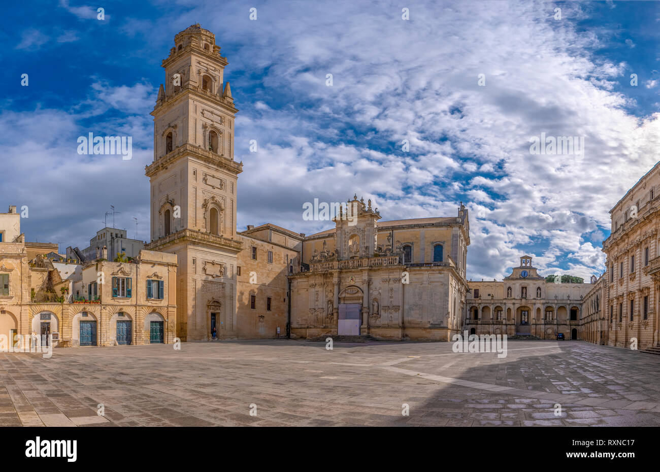Panorama de la Piazza del Duomo, el Campanile tower y la Virgen María ( Catedral Basílica di Santa Maria Assunta in cielo ) en Lecce - Puglia, Italia. Foto de stock