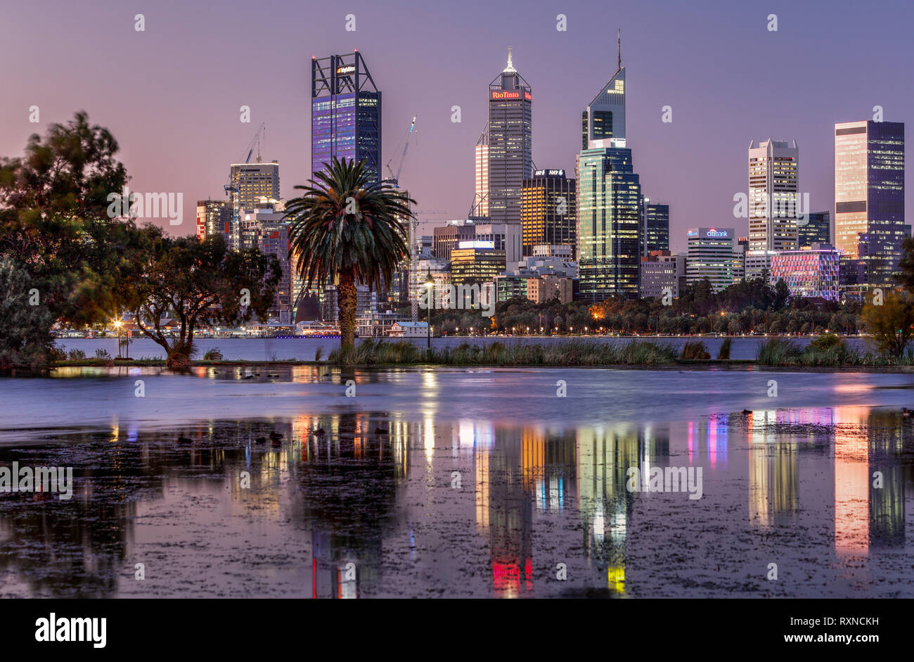 Las luces de la noche de la ciudad de Perth, Australia Occidental, Foto de stock