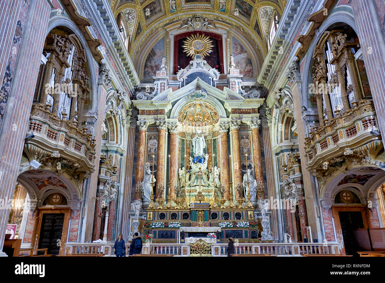 Gesù Nuovo (nuevo Jesús) es el nombre de una iglesia barroca en Nápoles, Campania, Italia. Se encuentra ubicado justo fuera del límite occidental del histórico cen Foto de stock