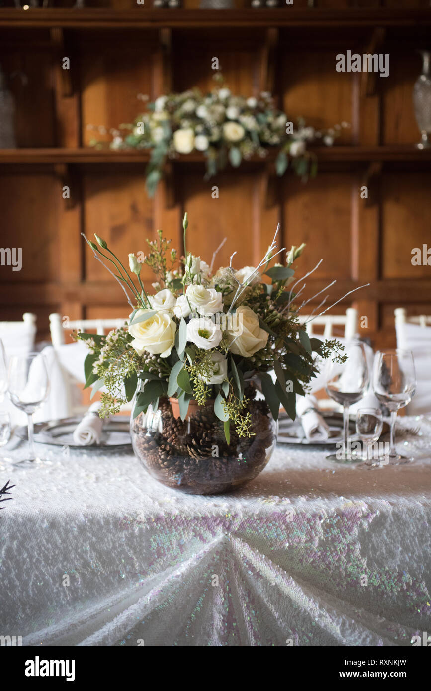 Un invierno/gótico decorado con temática de cuento de hadas de mesa para  una boda, cristales de hielo y rosas blancas Fotografía de stock - Alamy
