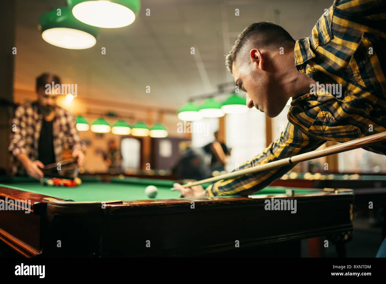 Dos hombres con jugadores de billar cue en la mesa Fotografía de stock -  Alamy