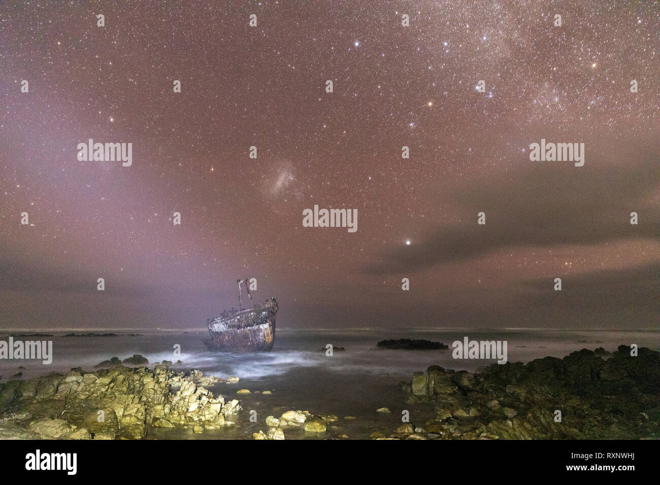 Meisho Maru naufragio en la noche bajo el cielo de estrellas a lo largo de la costa de las agujas en el extremo más meridional de África y Sudáfrica Foto de stock