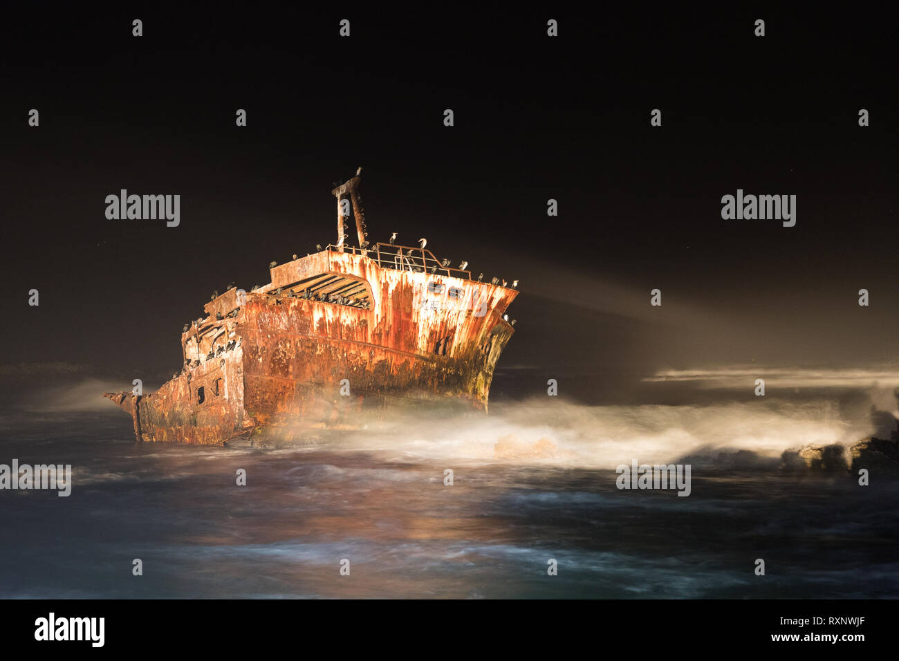 Meisho Maru naufragio en la noche bajo el cielo de estrellas a lo largo de la costa de las agujas en el extremo más meridional de África y Sudáfrica Foto de stock
