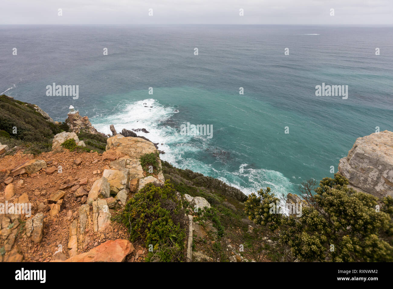 Ciudad del Cabo, Sudáfrica - Diciembre 12, 2014: el nuevo faro en dias Point, Cape Point en el Parque Nacional de la Montaña de la Mesa. Foto de stock