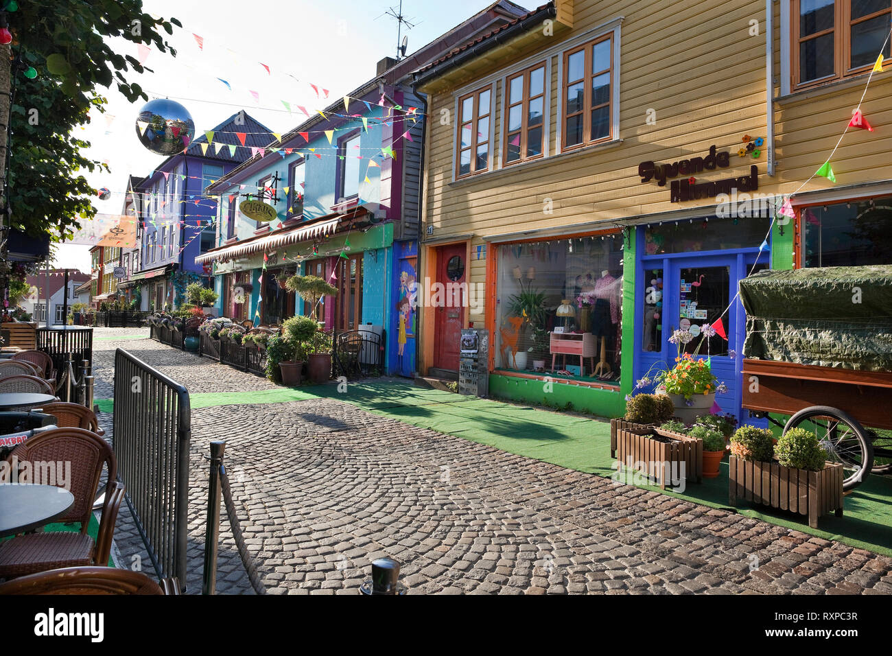 Ovre Homelgate, una popular calle bordeada de boutiques, bares y cafés, y donde cada edificio está pintado en un color diferente de los demás. Stavanger, Noruega Foto de stock