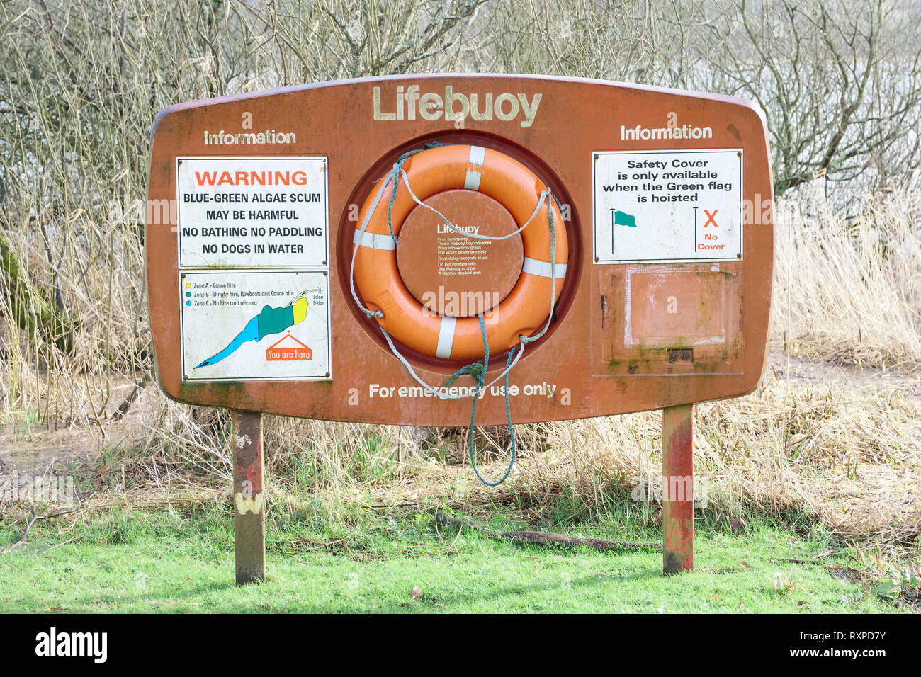 La vida boya reserva natural algas signo de advertencia en Lochwinnoch Foto de stock