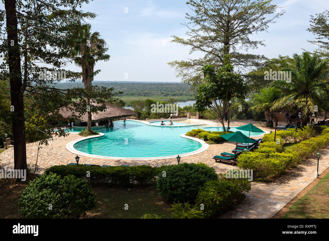 La piscina en el Paraa Safari Lodge junto al río Nilo Victoria en el Parque Nacional de Murchison Falls, en el norte de Uganda, África Oriental Foto de stock